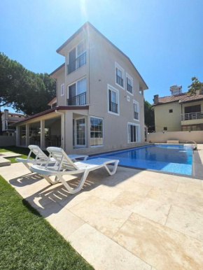 Luxurious Triplex 5-BR Villa w Pool, Beach Access